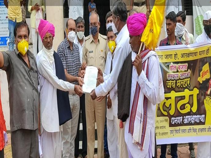 Playing the drums of the Dhangar community in Pathardi | पाथर्डीत धनगर समाजाचे ढोल वाजवून धरणे 