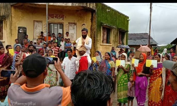 ... Celebrate with a procession of ration cards! | ... शिधा पत्रिकांची मिरवणूक काढून आनंद साजरा!