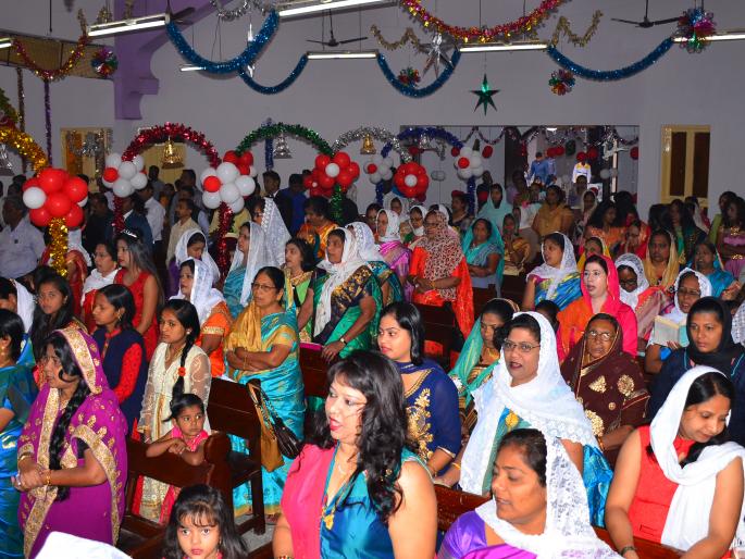 Prayer in the church of Nashik for world peace, crowd of Christians on the occasion of Jesus' birth anniversary | विश्वशांतीसाठी झाली नाशिकच्या चर्चमध्ये प्रार्थना,येशूच्या जन्मोत्सवानिमित्त ख्रिस्ती बांधवांची गर्दी Prayer in the church of Nashik for world peace, crowd of Christians on the occasion of Jesus' birth anniversary | विश्वशांतीसाठी झाली नाशिकच्या चर्चमध्ये प्रार्थना,येशूच्या जन्मोत्सवानिमित्त ख्रिस्ती बांधवांची गर्दी