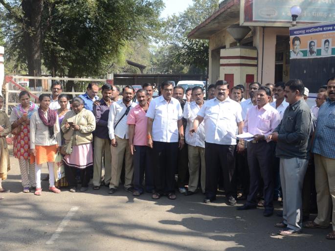 nashik,st workars,highlevel, committee, report | एस.टी. कर्मचाऱ्यांच्यावतीने उच्चस्तरीय समितीच्या अहवालाचा निषेध