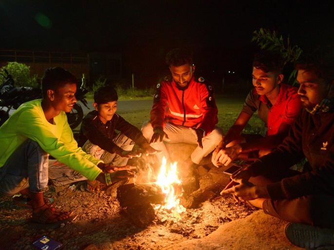 Increased cold snap; Lit fires | थंडीचा वाढला कडाका; पेटल्या शेकोट्या Increased cold snap; Lit fires | थंडीचा वाढला कडाका; पेटल्या शेकोट्या