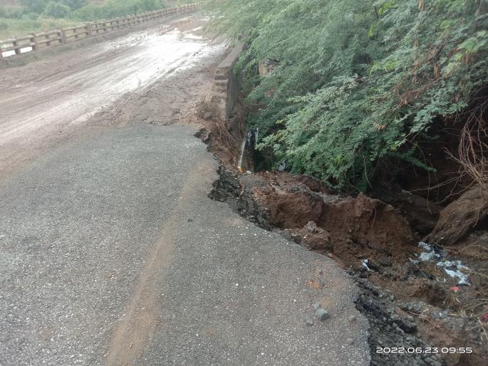 The road was flooded in the first rain! | पहिल्याच पावसात रस्त्याचा भराव गेला वाहून! The road was flooded in the first rain! | पहिल्याच पावसात रस्त्याचा भराव गेला वाहून!