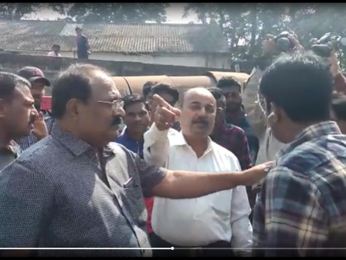 Kolhapur: Opening of school nutrition food bags: Types of godowns in the market yard area | कोल्हापूर :शालेय पोषण आहारची पोती उघड्यावर, मार्केट यार्ड परिसरातील गोदामातील प्रकार Kolhapur: Opening of school nutrition food bags: Types of godowns in the market yard area | कोल्हापूर :शालेय पोषण आहारची पोती उघड्यावर, मार्केट यार्ड परिसरातील गोदामातील प्रकार