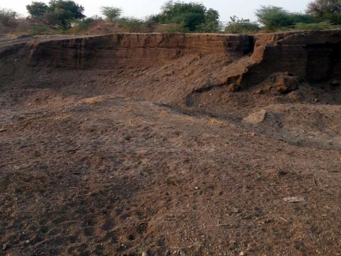 Parbhani: illegal sand extraction in Manavat taluka | परभणी :मानवत तालुक्यात अवैध वाळू उपसा Parbhani: illegal sand extraction in Manavat taluka | परभणी :मानवत तालुक्यात अवैध वाळू उपसा
