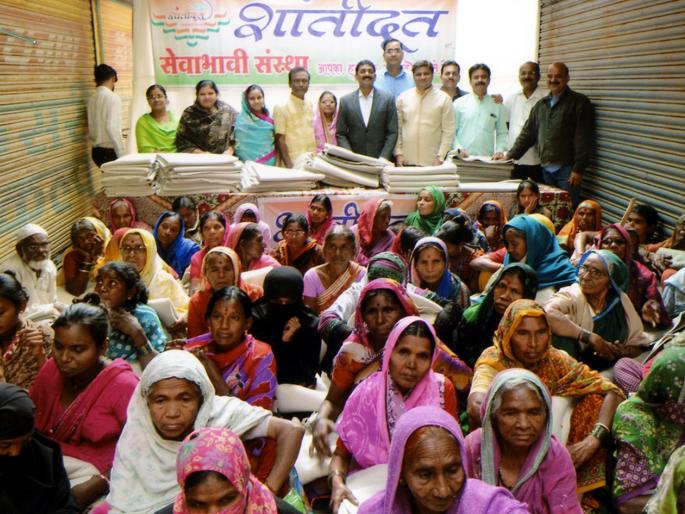 Parbhani: Allotment of 2 blankets by 'Peacekeeper' | परभणी : २११ ब्लँकेट्सचे ‘शांतीदूत’तर्फे वाटप Parbhani: Allotment of 2 blankets by 'Peacekeeper' | परभणी : २११ ब्लँकेट्सचे ‘शांतीदूत’तर्फे वाटप