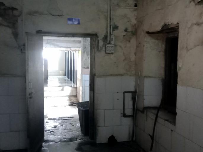 Types of Parbhani District Hospital: Disposal in the maternity leave | परभणी जिल्हा रुग्णालयातील प्रकार :प्रसुतीगृहात अस्वच्छता Types of Parbhani District Hospital: Disposal in the maternity leave | परभणी जिल्हा रुग्णालयातील प्रकार :प्रसुतीगृहात अस्वच्छता