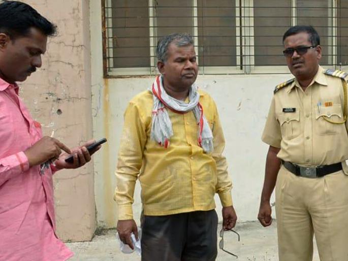 Parbhani: Employee's attempt for self-realization | परभणी : कर्मचाऱ्याचा आत्मदहनाचा प्रयत्न Parbhani: Employee's attempt for self-realization | परभणी : कर्मचाऱ्याचा आत्मदहनाचा प्रयत्न