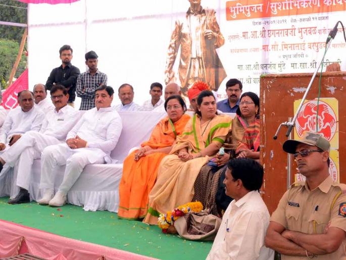 Parbhani: Savitribaiye statue raised with Jyotiben - Chhagan Bhujbal | परभणी : जोतिबांबरोबर सावित्रीबार्इंचाही पुतळा उभारा -छगन भुजबळ