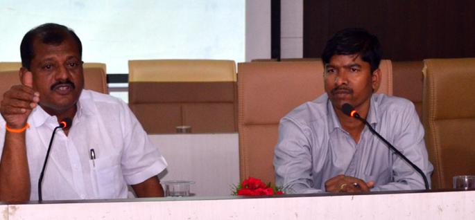 Parbhani's Monitoring Committee meeting: Revenue for damage to puviima, responsible for agriculture department | परभणीत सनियंत्रण समितीची बैठक : पीकविमा नुकसानासाठी महसूल, कृषी विभाग जबाबदार Parbhani's Monitoring Committee meeting: Revenue for damage to puviima, responsible for agriculture department | परभणीत सनियंत्रण समितीची बैठक : पीकविमा नुकसानासाठी महसूल, कृषी विभाग जबाबदार