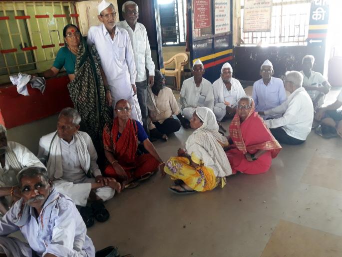 Parbhani type of bus station; Senior watchman for smart card | परभणी बसस्थानकातील प्रकार;स्मार्टकार्डसाठी ज्येष्ठांची हेळसांड Parbhani type of bus station; Senior watchman for smart card | परभणी बसस्थानकातील प्रकार;स्मार्टकार्डसाठी ज्येष्ठांची हेळसांड