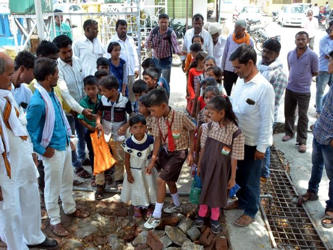 Parbhani: ZP School students filled up to CEO's room | परभणी: जि.प. सीईओंच्या दालनात भरविली विद्यार्थ्यांनी शाळा Parbhani: ZP School students filled up to CEO's room | परभणी: जि.प. सीईओंच्या दालनात भरविली विद्यार्थ्यांनी शाळा