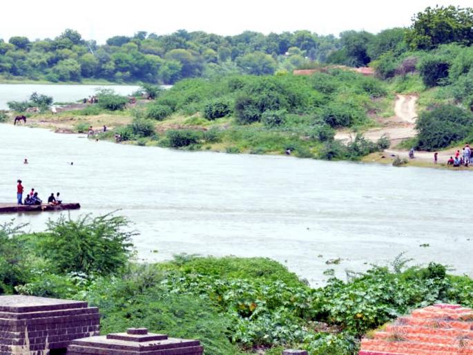 Parbhani: Water coming up to three meters in the open pool area | परभणी : खळी पूल परिसरात तीन मीटरपर्यंत आले पाणी Parbhani: Water coming up to three meters in the open pool area | परभणी : खळी पूल परिसरात तीन मीटरपर्यंत आले पाणी