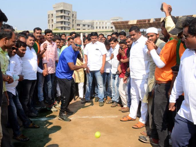 Parbhani: Players should make gold of opportunity - Vinod Kambli | परभणी : खेळाडूंनी संधीचे सोने करावे-विनोद कांबळी Parbhani: Players should make gold of opportunity - Vinod Kambli | परभणी : खेळाडूंनी संधीचे सोने करावे-विनोद कांबळी