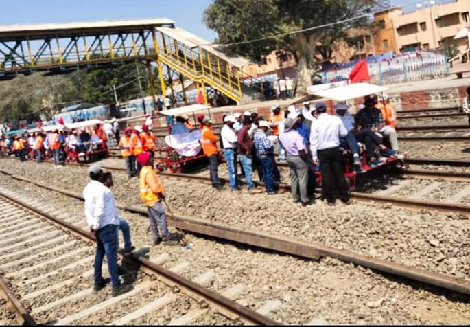 The work of doubling the distance of 2.5 km was completed in six days | २३.५० किलोमीटर दुहेरीकरणाचे काम सहा दिवसातच केले पूर्ण The work of doubling the distance of 2.5 km was completed in six days | २३.५० किलोमीटर दुहेरीकरणाचे काम सहा दिवसातच केले पूर्ण