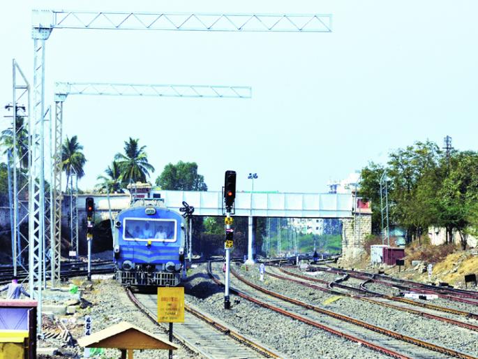 All railway trains including passenger will run on electricity; Electrification reaches Solapur after 93 years | पॅसेंजरसह सर्व रेेल्वे गाड्या धावणार विजेवर; ९३ वर्षांनंतर सोलापुरात पोहोचले विद्युतीकरण All railway trains including passenger will run on electricity; Electrification reaches Solapur after 93 years | पॅसेंजरसह सर्व रेेल्वे गाड्या धावणार विजेवर; ९३ वर्षांनंतर सोलापुरात पोहोचले विद्युतीकरण