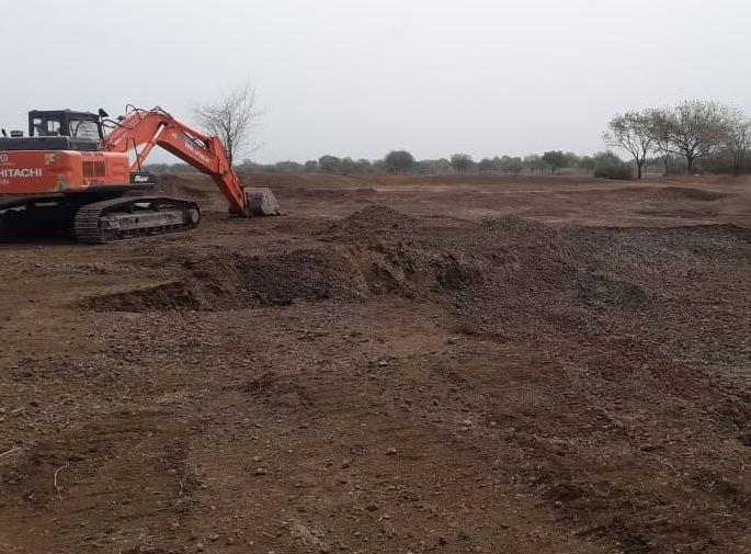 The dam is found in minor minerals and villages | धरणाला मिळाले गौण खनिज अन् गावात होतोय पाझर तलाव The dam is found in minor minerals and villages | धरणाला मिळाले गौण खनिज अन् गावात होतोय पाझर तलाव