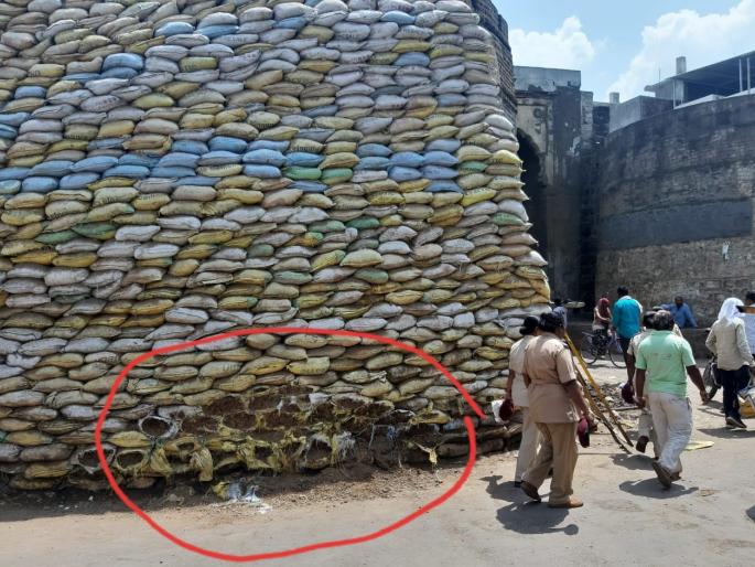 The stone door is becoming dangerous | दगडी दरवाजा बनतोय धोकादायक The stone door is becoming dangerous | दगडी दरवाजा बनतोय धोकादायक