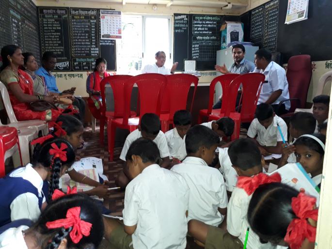 A school filled with a group of education officers | गटशिक्षणाधिकाऱ्यांच्या दालनातच भरली शाळा A school filled with a group of education officers | गटशिक्षणाधिकाऱ्यांच्या दालनातच भरली शाळा