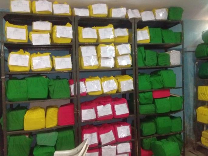 District collective employees shifted their records during office cleaning during the festival of Diwali | दिवाळी सणाच्या कालावधीत कार्यालयीन स्वच्छता करून जिल्हा परिषक कर्मचाऱ्यांनी पालटले रेकॉर्ड रुपडे District collective employees shifted their records during office cleaning during the festival of Diwali | दिवाळी सणाच्या कालावधीत कार्यालयीन स्वच्छता करून जिल्हा परिषक कर्मचाऱ्यांनी पालटले रेकॉर्ड रुपडे