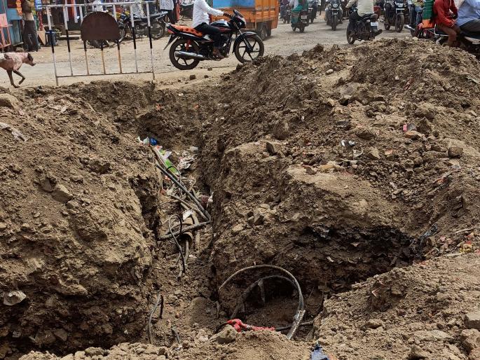 Water supply pits are inviting accidents | पाणीयोजनेचे खड्डे देताहेत अपघाताला निमंत्रण Water supply pits are inviting accidents | पाणीयोजनेचे खड्डे देताहेत अपघाताला निमंत्रण