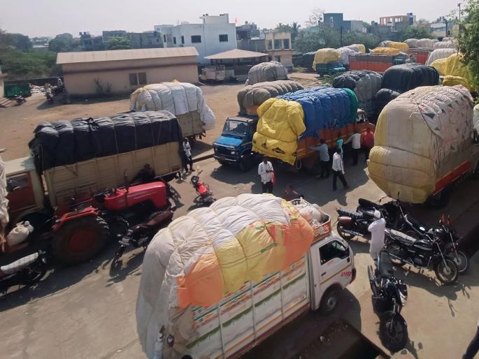 Confusion over the token allocation at the cotton shopping center in Parola | पारोळा येथे कापूस खरेदी केंद्रावर टोकन वाटपावरून गोंधळ Confusion over the token allocation at the cotton shopping center in Parola | पारोळा येथे कापूस खरेदी केंद्रावर टोकन वाटपावरून गोंधळ