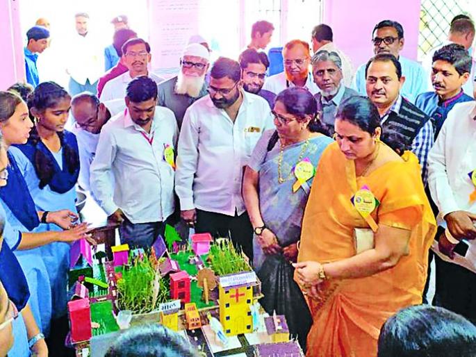 Child equipments presented by the Youth teachers at Yaval taluka level exhibition | यावल तालुकास्तरीय प्रदर्शनात बालसंशोधकांनी मांडली १६२ उपकरणे Child equipments presented by the Youth teachers at Yaval taluka level exhibition | यावल तालुकास्तरीय प्रदर्शनात बालसंशोधकांनी मांडली १६२ उपकरणे