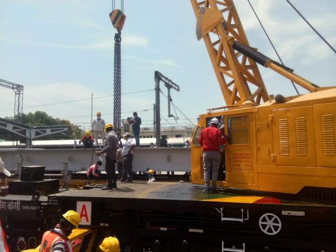 Railway pedestrian bridge work in Bhusawal at a snail's pace | भुसावळात रेल्वे पादचारी पुलाचे काम कासव गतीने Railway pedestrian bridge work in Bhusawal at a snail's pace | भुसावळात रेल्वे पादचारी पुलाचे काम कासव गतीने