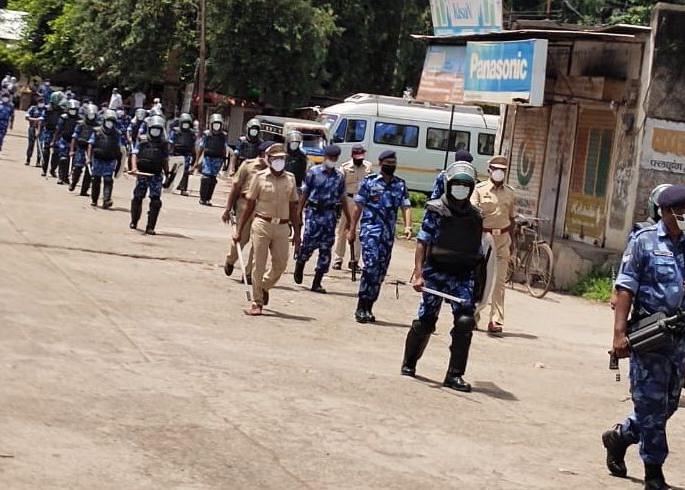 Police patrol in Faizpur city | फैजपूर शहरात पोलिसांचे पथसंचलन Police patrol in Faizpur city | फैजपूर शहरात पोलिसांचे पथसंचलन