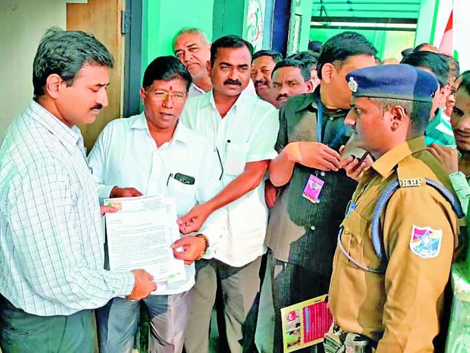 Surveys from DRM at Raver Station | डीआरएमकडून रावेर स्थानकावर पाहणी Surveys from DRM at Raver Station | डीआरएमकडून रावेर स्थानकावर पाहणी