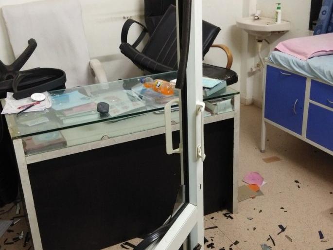 Jamner confiscates a private hospital | जामनेरला खासगी रुग्णालयाची तोडफोड Jamner confiscates a private hospital | जामनेरला खासगी रुग्णालयाची तोडफोड