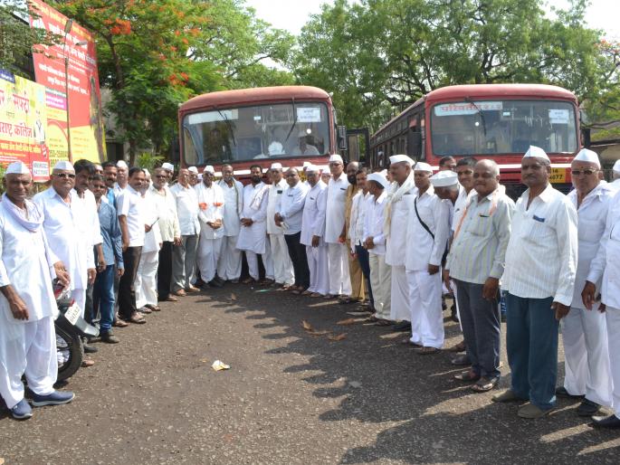 Sukdo Warkari of Baglan taluka leave for Alandi from Pandharpur on the way to Pandit | बागलाण तालुक्यातील शेकडो वारकरी आळंदी ते पंढपूर पायी दिंडीसाठी रवाना Sukdo Warkari of Baglan taluka leave for Alandi from Pandharpur on the way to Pandit | बागलाण तालुक्यातील शेकडो वारकरी आळंदी ते पंढपूर पायी दिंडीसाठी रवाना