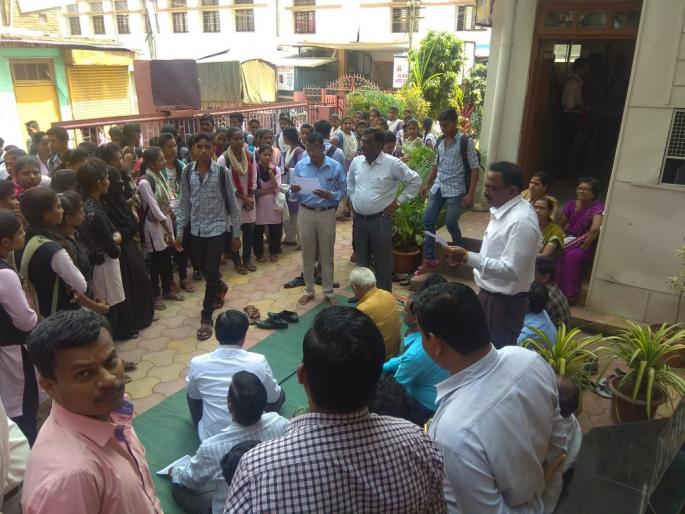 Satara: Student support for teachers' strike, junking work | सातारा : प्राध्यापकांच्या संपाला विद्यार्थ्यांचा पाठिंबा, शिकविण्याचे काम ठप्प Satara: Student support for teachers' strike, junking work | सातारा : प्राध्यापकांच्या संपाला विद्यार्थ्यांचा पाठिंबा, शिकविण्याचे काम ठप्प