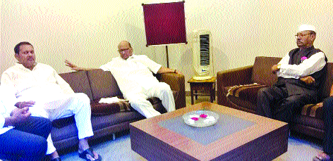 Political leaders dissociate! | प्रीतिसंगमावर राजकीय नेत्यांची खलबतं ! Political leaders dissociate! | प्रीतिसंगमावर राजकीय नेत्यांची खलबतं !