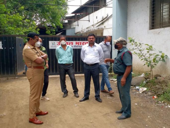 Daring theft of Rs 5 lakh from company by evading security guard with CCTV | सीसीटीव्हीसह सुरक्षा रक्षकाला हुलकावणी देत कंपनीत पाच लाखांची धाडसी चोरी Daring theft of Rs 5 lakh from company by evading security guard with CCTV | सीसीटीव्हीसह सुरक्षा रक्षकाला हुलकावणी देत कंपनीत पाच लाखांची धाडसी चोरी