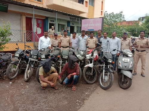 9-wheeler gangster busted, nine bikes seized | दुचाकी चोरणाऱ्या टोळीचा पर्दाफाश, नऊ दुचाकी जप्त 9-wheeler gangster busted, nine bikes seized | दुचाकी चोरणाऱ्या टोळीचा पर्दाफाश, नऊ दुचाकी जप्त