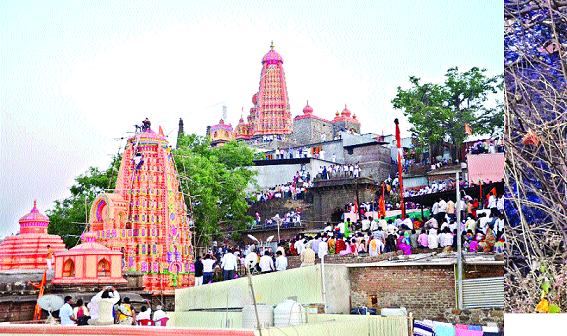 The celebration of 'Har..ar .. Mahadev' in the garrison of colors | ‘हर..हर.. महादेव’च्या गजरात रंगला ध्वज बांधण्याचा सोहळा The celebration of 'Har..ar .. Mahadev' in the garrison of colors | ‘हर..हर.. महादेव’च्या गजरात रंगला ध्वज बांधण्याचा सोहळा