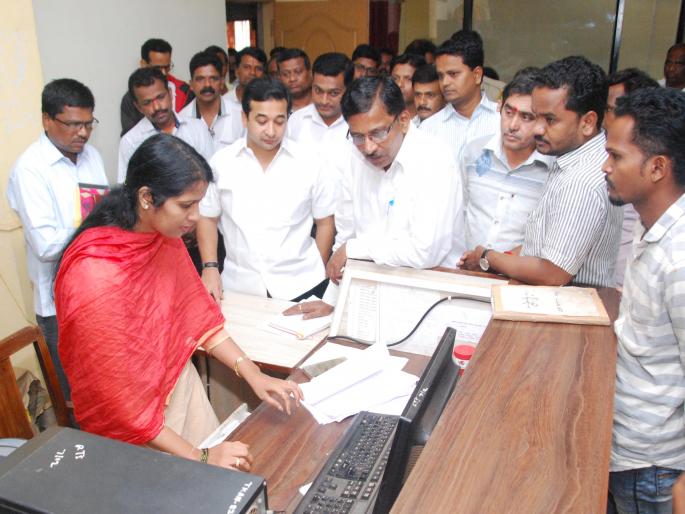 Nitesh Ranee's strike at Kankavli Tehsil office | कणकवली तहसिल कार्यालयावर नितेश राणेंची धडक Nitesh Ranee's strike at Kankavli Tehsil office | कणकवली तहसिल कार्यालयावर नितेश राणेंची धडक