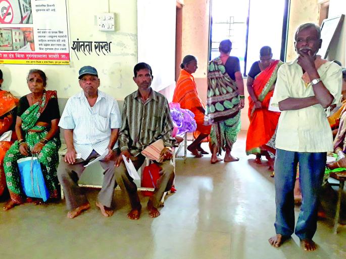 Sindhudurg: The result of the medical officer Bhagwat Bhagwat in Vaibhavwadi rural hospital | सिंधुदुर्ग : वैभववाडी ग्रामीण रुग्णालयात वैद्यकीय अधिकारी भागवत वेळेत उपस्थित नसल्याचा परिणाम Sindhudurg: The result of the medical officer Bhagwat Bhagwat in Vaibhavwadi rural hospital | सिंधुदुर्ग : वैभववाडी ग्रामीण रुग्णालयात वैद्यकीय अधिकारी भागवत वेळेत उपस्थित नसल्याचा परिणाम