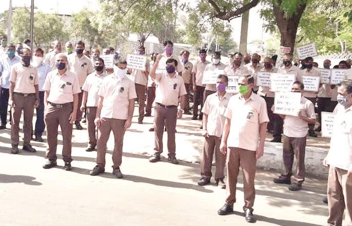 CITU agitation to protest anti-worker policy | कामगारविरोधी धोरणाच्या निषेधार्थ सीटूचे आंदोलन CITU agitation to protest anti-worker policy | कामगारविरोधी धोरणाच्या निषेधार्थ सीटूचे आंदोलन