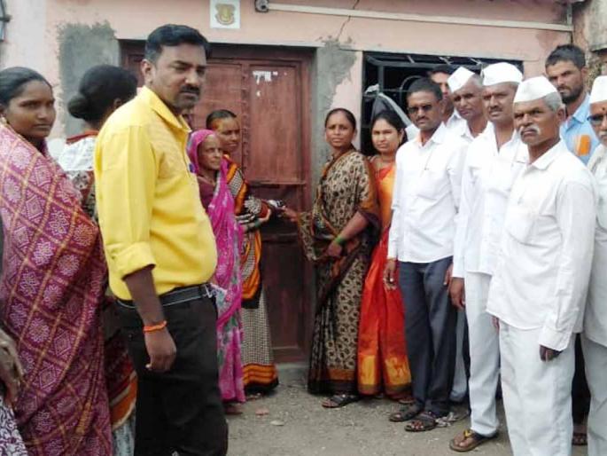 Granting the proposal to cancel the purchase of cheapest food grains due to rising complaints | वाढत्या तक्रारींमुळे स्वस्त धान्य दुकानाचा परवाना रद्द करण्याचा ठराव मंजूर Granting the proposal to cancel the purchase of cheapest food grains due to rising complaints | वाढत्या तक्रारींमुळे स्वस्त धान्य दुकानाचा परवाना रद्द करण्याचा ठराव मंजूर