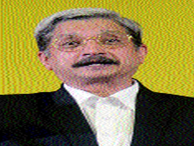 Savarkar needs to be explained to future generations | भावी पिढीला सावरकर समजावून देण्याची गरज