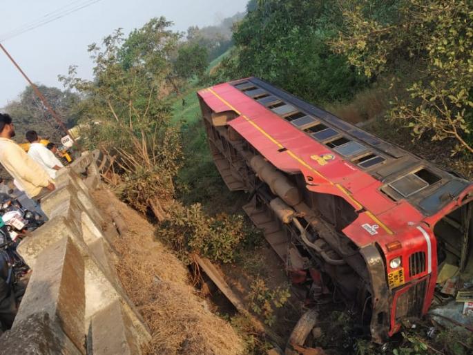 Driver's release gives ST One passenger injured, two seriously injured | चालकाचा ताबा सुटल्याने एस.टी. पुलावरून कोसळली, २७ प्रवासी जखमी, दोघे गंभीर Driver's release gives ST One passenger injured, two seriously injured | चालकाचा ताबा सुटल्याने एस.टी. पुलावरून कोसळली, २७ प्रवासी जखमी, दोघे गंभीर