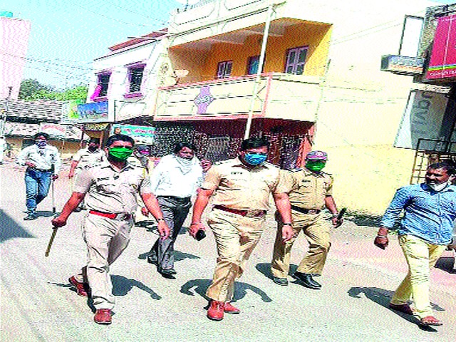 Police tightly arrange for drying | कसबे सुकेणेत पोलिसांचा कडक बंदोबस्त Police tightly arrange for drying | कसबे सुकेणेत पोलिसांचा कडक बंदोबस्त