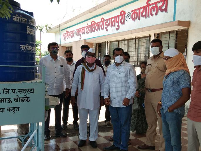 Automatic handwash facility at the entrance of Igatpuri tehsil office | इगतपुरी तहसील कार्यालयाच्या प्रवेशव्दारावर स्वयंचिलत हॅन्डवॉशची सुविधा