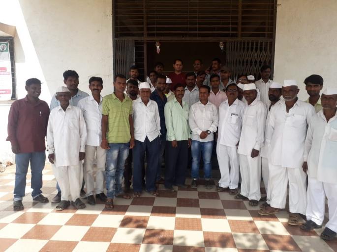 Agricultural Officer slapped with abuse on Sarpanch | कृषी अधिकारी यांनी सरपंचांना वापरले अपशब्द. Agricultural Officer slapped with abuse on Sarpanch | कृषी अधिकारी यांनी सरपंचांना वापरले अपशब्द.