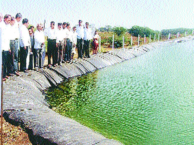 The silt spread over one and a half thousand hectares in the district | जिल्ह्यातील साडेपाच हजार हेक्टरवर पसरविला गाळ The silt spread over one and a half thousand hectares in the district | जिल्ह्यातील साडेपाच हजार हेक्टरवर पसरविला गाळ