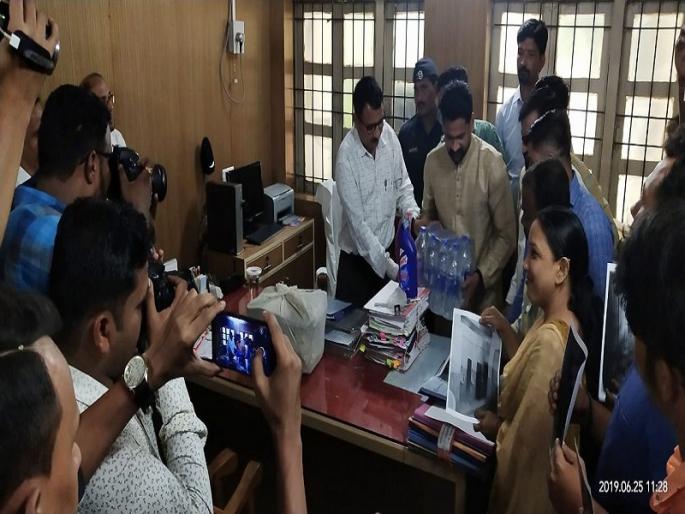 Swabhimani Sanghatna's agitation against Financier's offer of hand wash; Finale and bottles gift given to the educationists | हॅन्ड वॉशच्या मंजुर प्रस्तावाच्या विरोधात स्वाभीमानी संघटनेचे आंदोलन, शिक्षणाधीकाऱ्यांना दिले फिनाईल आणि बाटल्या भेट Swabhimani Sanghatna's agitation against Financier's offer of hand wash; Finale and bottles gift given to the educationists | हॅन्ड वॉशच्या मंजुर प्रस्तावाच्या विरोधात स्वाभीमानी संघटनेचे आंदोलन, शिक्षणाधीकाऱ्यांना दिले फिनाईल आणि बाटल्या भेट