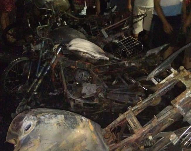 Man held who cremate 18 motorbyke at Thane | ठाण्यात पूर्ववैमनस्यातून १८ मोटारसायकलीं जाळणारा अवघ्या काही तासांमध्ये जेरबंद