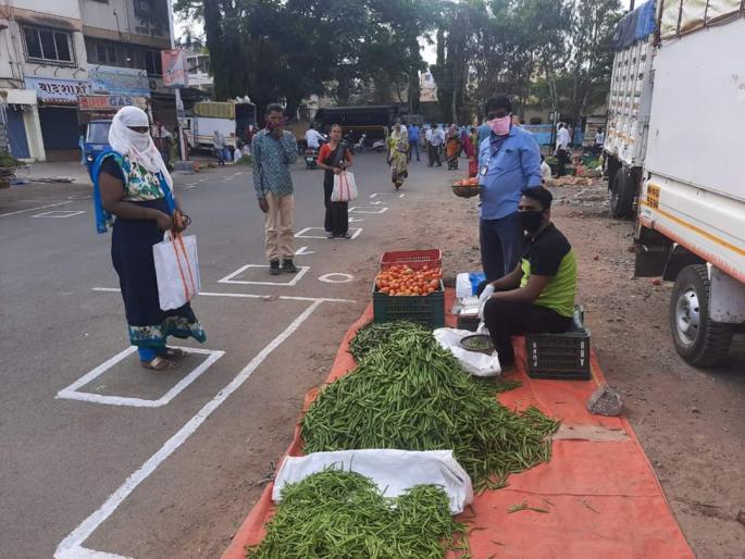 Municipal corporation takes steps to prevent crowd in Mandai | मंडईतील गर्दी टाळण्यासाठी महापालिकेने उचलले पाऊल *रस्त्यावर केली भाजी विक्रेत्यांची व्यवस्था Municipal corporation takes steps to prevent crowd in Mandai | मंडईतील गर्दी टाळण्यासाठी महापालिकेने उचलले पाऊल *रस्त्यावर केली भाजी विक्रेत्यांची व्यवस्था