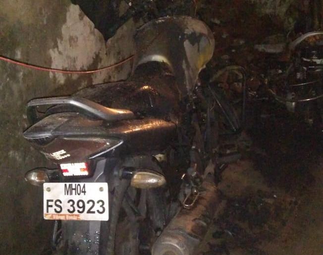  Shocking The session to set fire to vehicles in Thane | धक्कादायक! ठाण्यात वाहनांना आगी लावण्याचे सत्र सुरुच